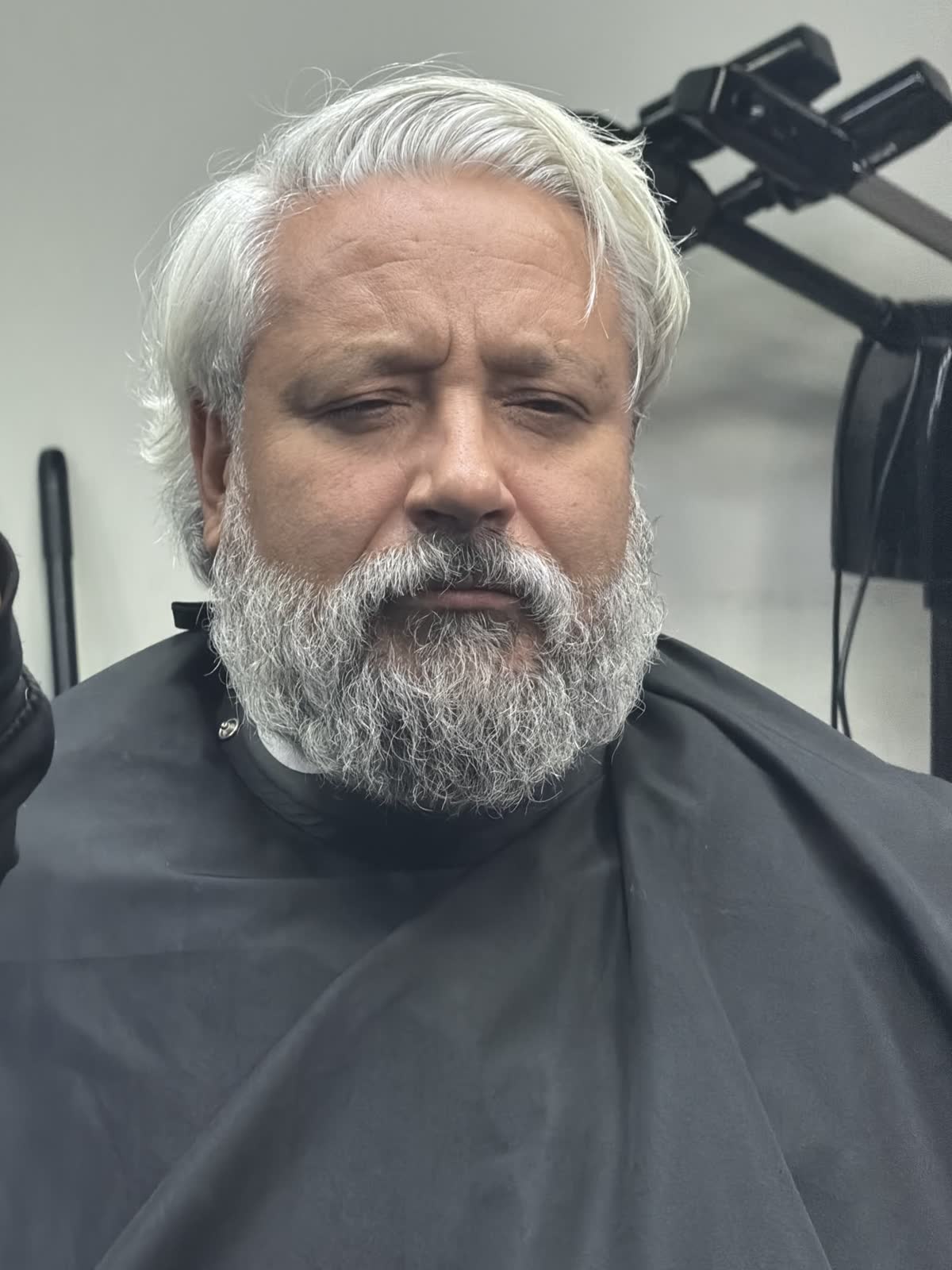 Antes: cabello y barba plata sin el acabado final